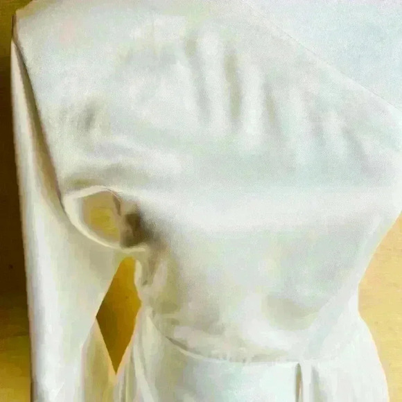 NEW! Elliatt Zelda Satiny One Shoulder Dress - Picture 4 of 11